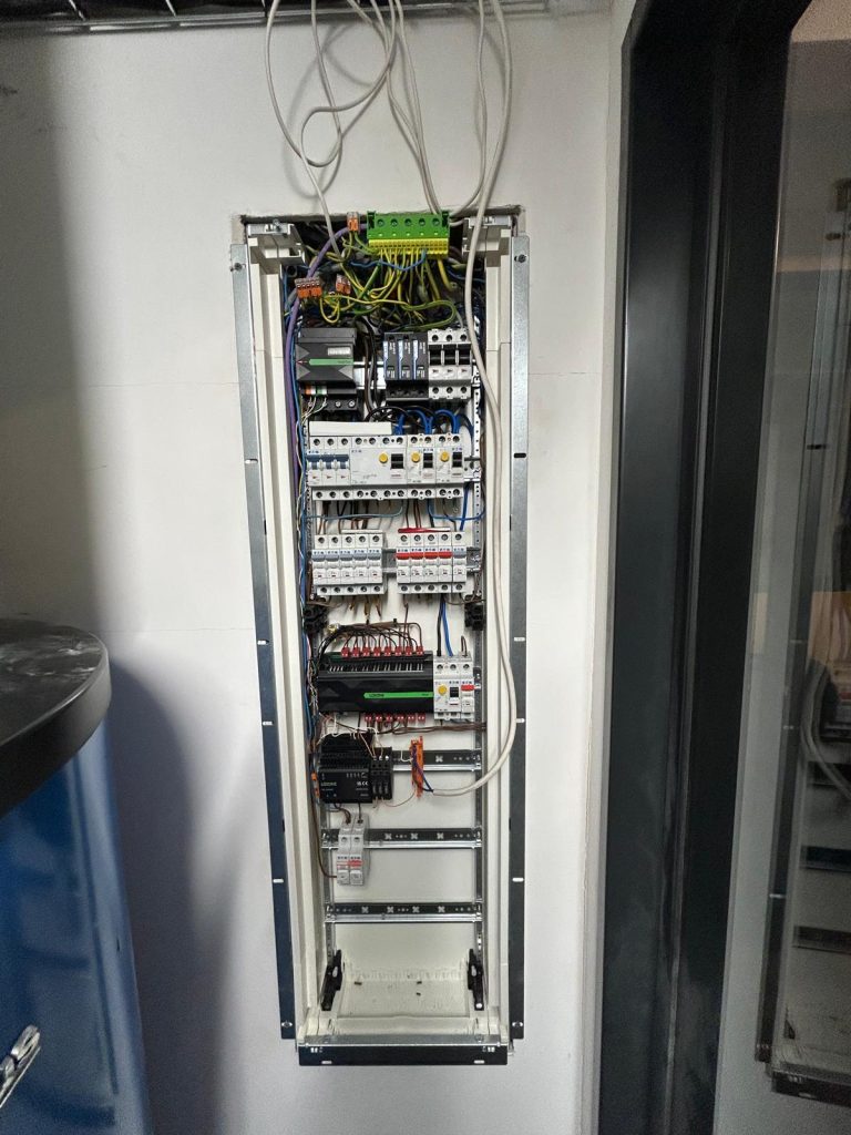 Fotografie elektroinstalace – c0656bf8-7046-40d3-b01c-4126fd8129b2